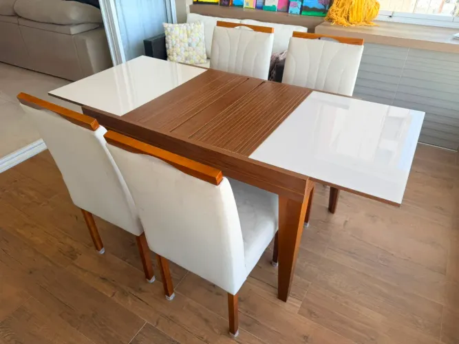 Mesa de abrir e fechar com 4 cadeiras