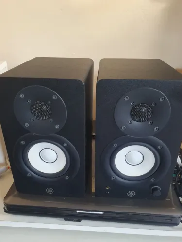 Vendo monitores de áudio yamaha hs3. R$1400