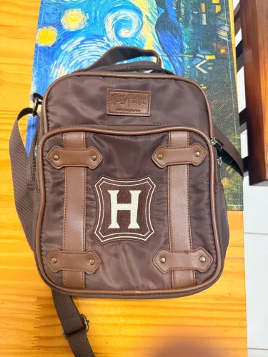 Mochila De Rodinhas Hogwarts Imaginarium Harry Potter Cor Marrom-escuro com lancheira