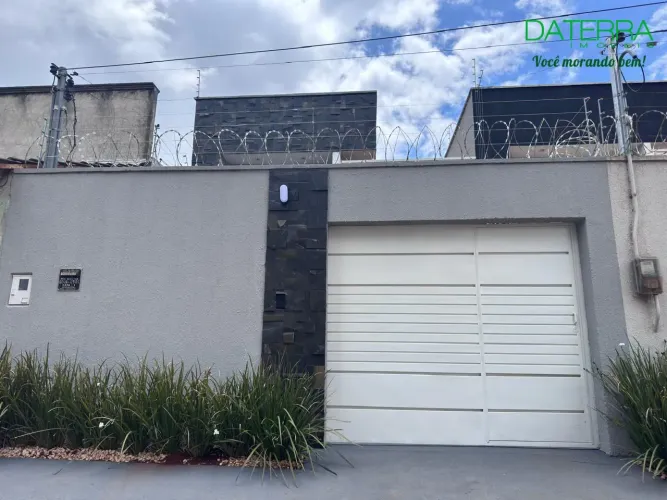 Se você quer morar bem com segurança... temos a solução agora: Casa quase nova com 3Q/1S.