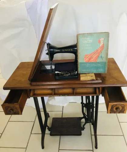 Máquina de Costura Singer 1947 com Pedal, Móvel e Documentação Original