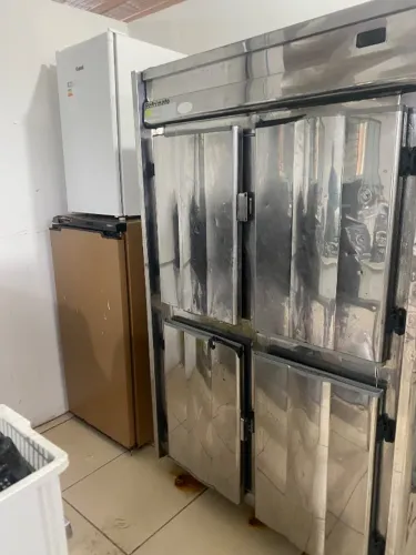Vendo geladeira, bancada de inox , chapa de piloto etc?