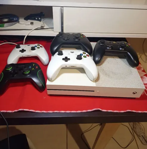 Xbox one S 1Tb + 5 controles
