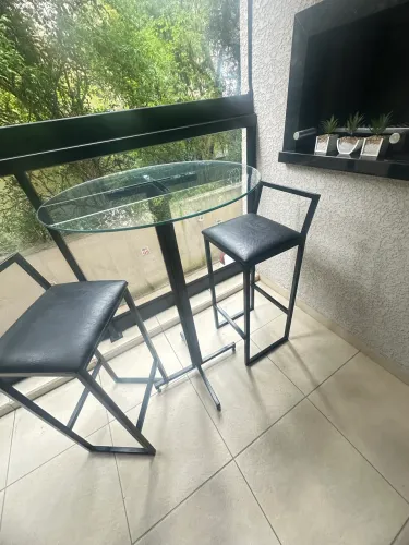 Conjunto Mesa Bistrô Alta Tampo de Vidro + 2 Banquetas Estofadas Estilo Industrial