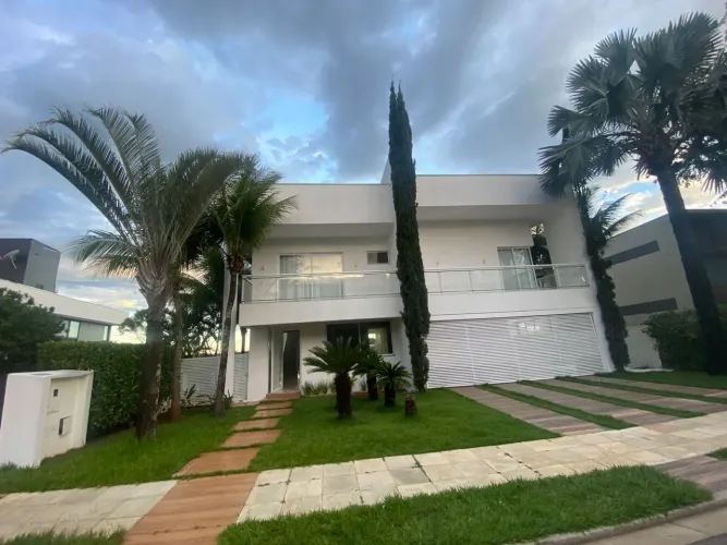 Alphaville Araguaia - Sobrado Triplex 5 suítes à Venda no Condomínio Alphaville Araguaia e