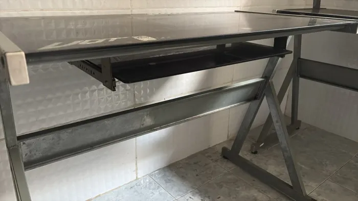 Mesa para escritório com vidro temperado