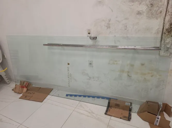 Vendo porta de vidro com puxador em inox