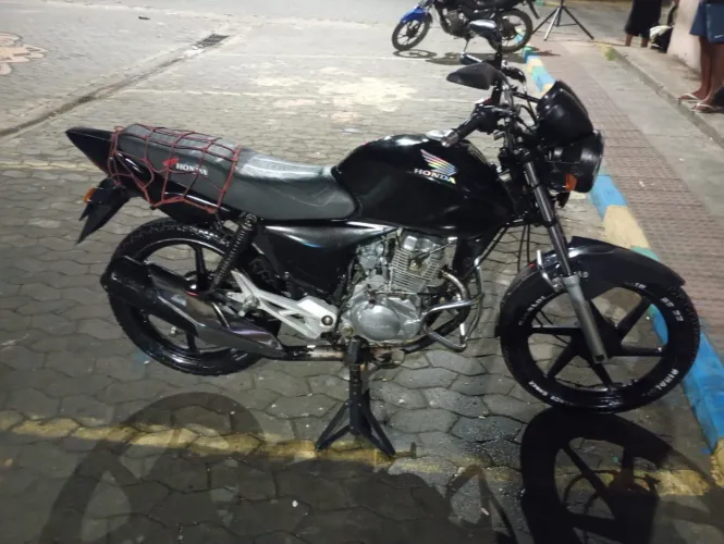 Vendo uma moto cg150 carburada na cor preta toda perfeita só pegar e andar , tiver int