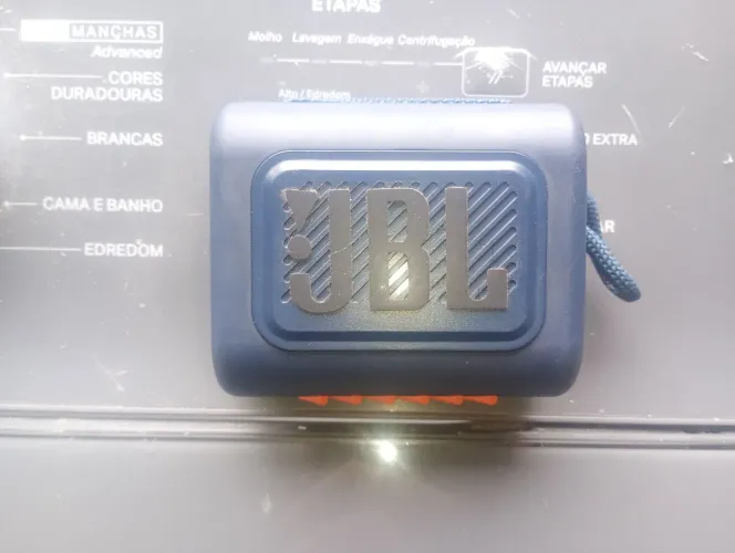 Vendo caixinha de som JBL original de 100 por 30 como carregador