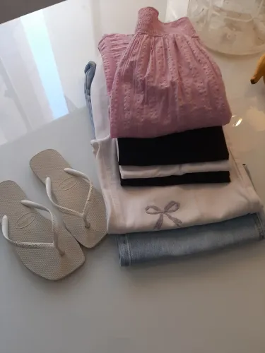 Kit 9/10 infantil calças jeans azul branca camisetas havaianas saia 