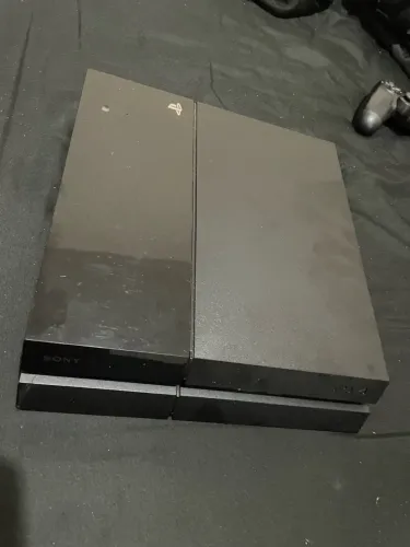 Play station 4 500 gb de memória bom estado de uso 3 controles 1 e paralelo