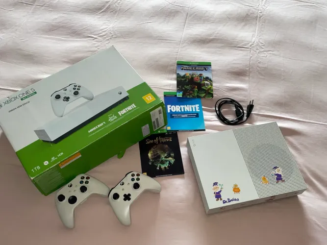 XBOX ONE S + 2 controles (1TB)