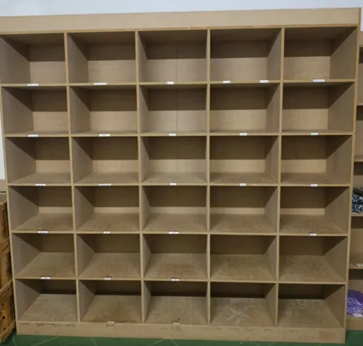 Prateleira em MDF - 30 nichos 