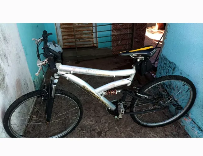 Vendo 2 bicicletas uma de ginástica e outra pra diax dia