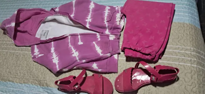 Um casaco,uma calça,uma sandália tamanho 8 a 12 e sandália tamanho 34