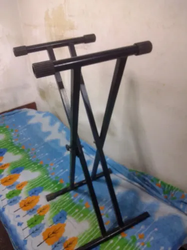 Pedestal duplo para apoiar o teclado
