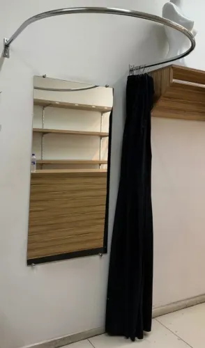 Vende-se provador com espelho
