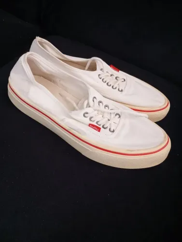 Redley Originals branco em lona com solado de borracha.