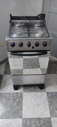 Vendo um fogão inox, bem conservado, funcionando perfeitamente. Valor 270.