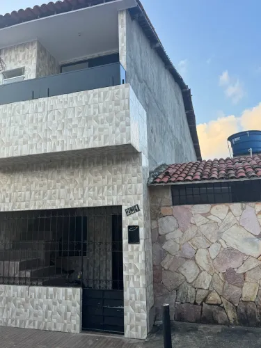 Casa no primeiro andar toda forrada