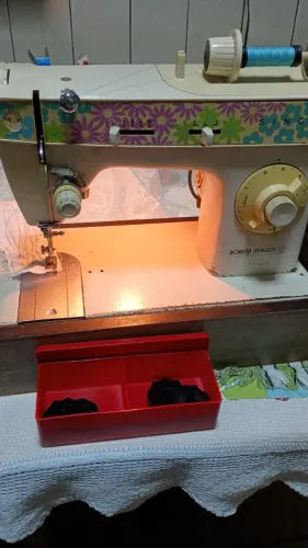 Máquina de Costura e Bordado Singer 