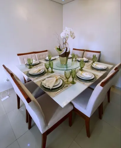 Vendo mesas 8 cadeiras é muito grande. Tem que ter espaço passo cartão com taxa da maquina