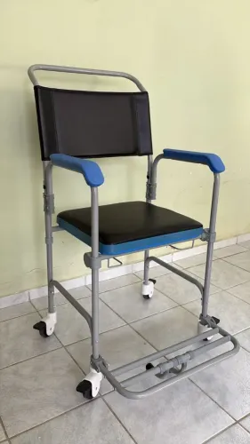 Cadeira de rodas pra banho..