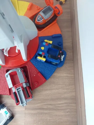 Torre, veículos e bonecos patrulha canina