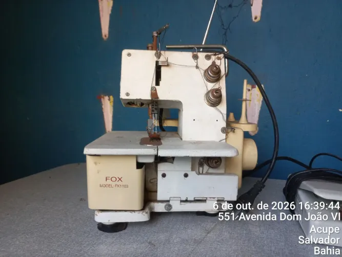Duas máquinas, uma overlock e a outra galoneira com mesa e motor