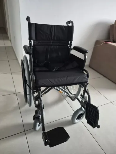 Cadeira de rodas dobrável e desmontável (suporta até 110kg)