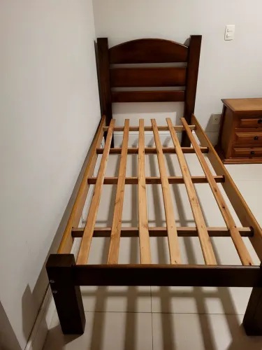 Cama de solteiro de madeira maciça