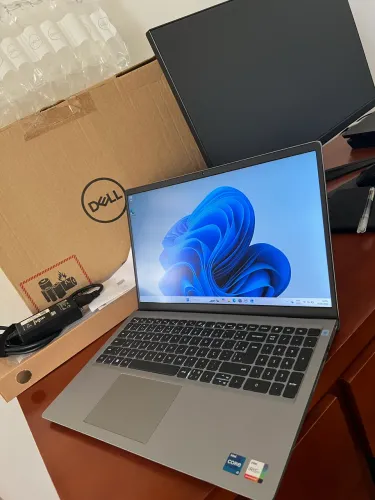 Notebook Dell impecável retroiluminado