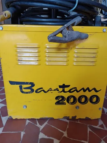 Vendemos máquina de solda da marca ESAB modelo Bantam 2000 com tensão 110v/220v. (acompanh