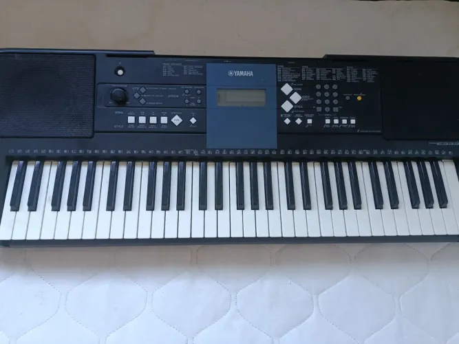 Baixou o Preço!!! Teclado Yamaha PSR-E333 - Excelente estado! Com pedal Sustein