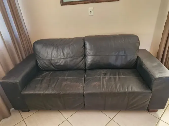 Sofá 2 lugares couro sintético preto - excelente estrutura e bom estado de conservação