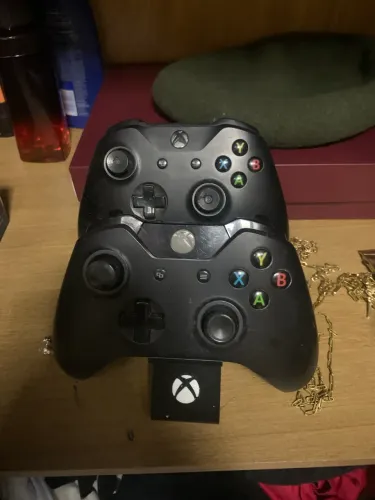 2 controles de Xbox com suporte
