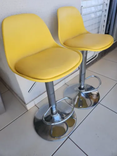4 banquetas alta/baixa, cor amarelo, em excelente estado