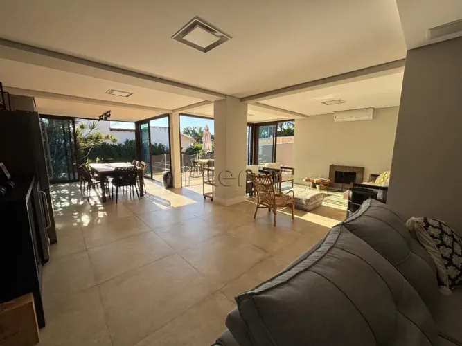 Sobrado à venda no Loteamento Caminhos de São Conrado, com 340 m²