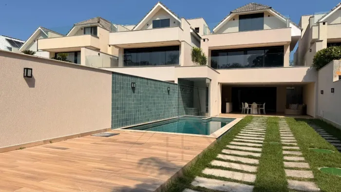 Luxuosa Casa em Condomínio para Locação na Barra da Tijuca - 4 Quartos, 4 Suítes, 2 Salas,