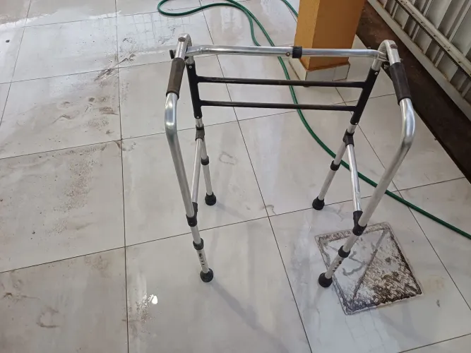 Andador em alimínio para idosos