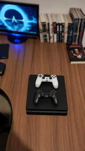 PS4 Slim 1TB(2 controles) aceito trocas em PC