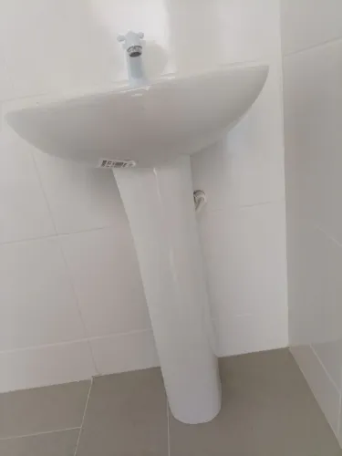 Pia de banheiro com torneira 