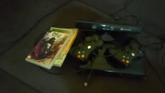 Xbox 360 super slim + Kinect + jogos + controle original e um genérico 