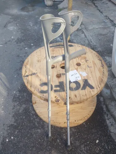 Vende-se par de Muletas valor 100,00