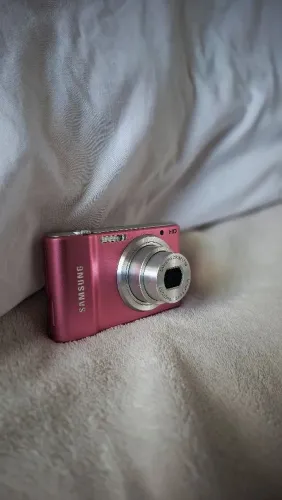 Câmera digital rosa Samsung st64 em perfeito estado, sem avarias e sem marcas de uso.