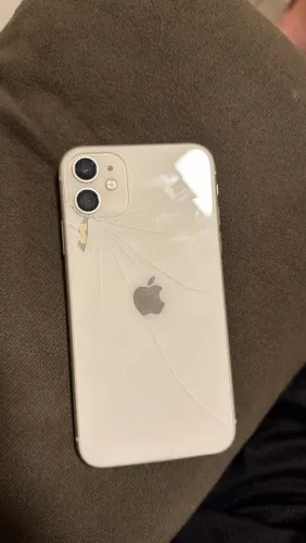 iPhone 11 normal , branco 92% de saúde, parte de trás com pequeno trinco
