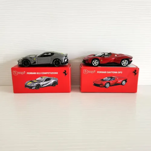 Lote Bburago Ferrari SP3 & Ferrari 812 Competizione - 1:64 Miniaturas