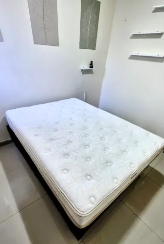 Cama box casal padrão com colchão de molas ensacadas seminovo