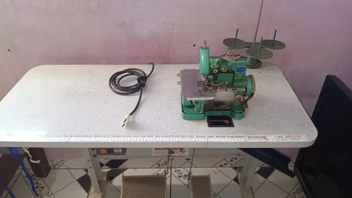 Vendo máquina overloque