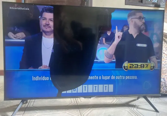 TV Samsung 43 polegadas mod. CU7700, tela cristal líquido vazado/ quebrada 